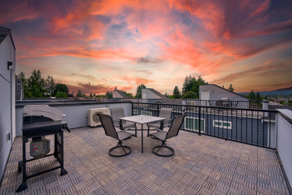 Brand New Townhome Rooftop Balcony Penthouse