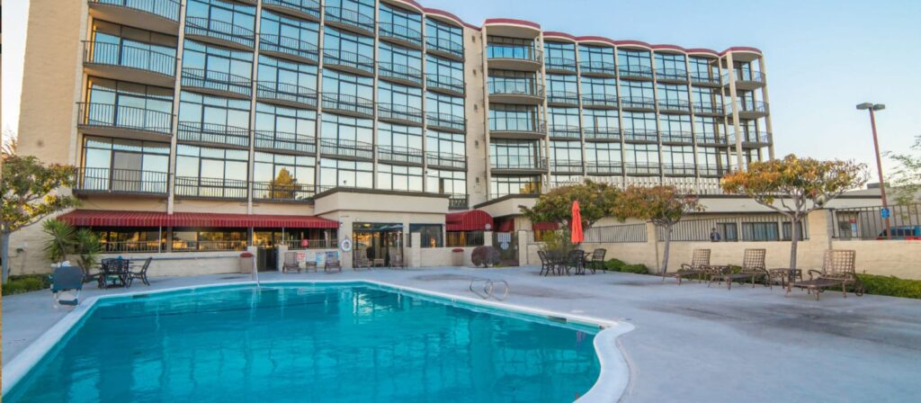 3-star hotel with great swimming pool in Oakland, CA