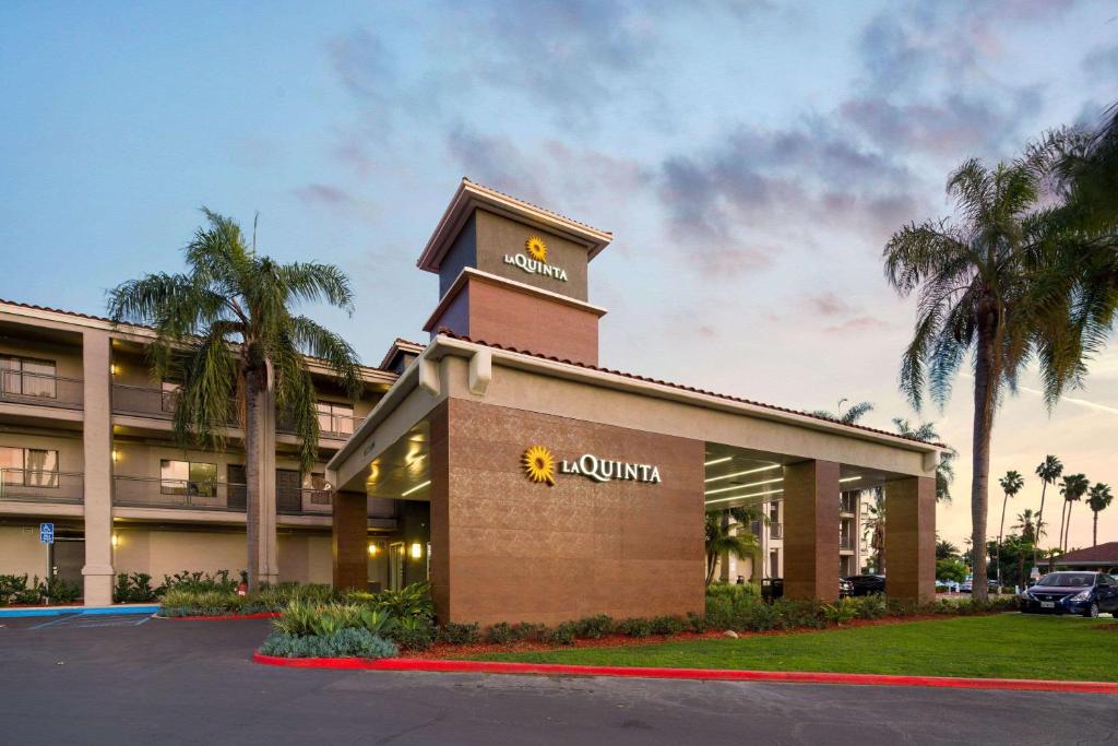 3-star amazing hotel in Santa Ana, California