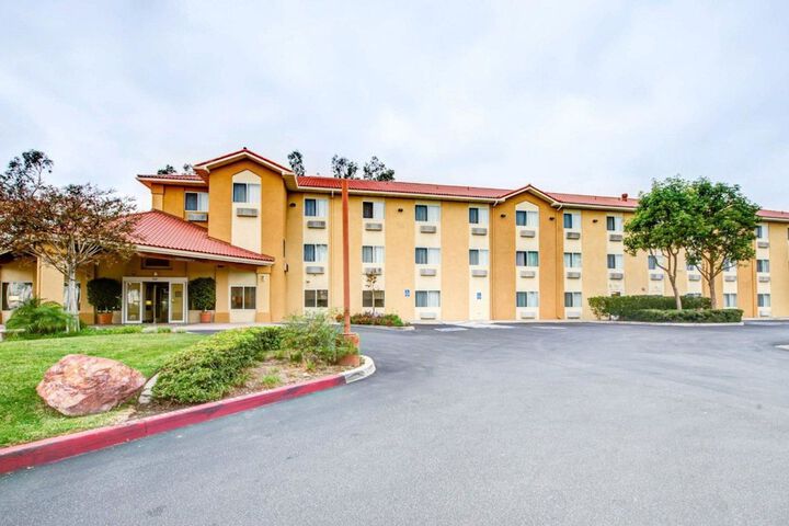 2-star superb hotel in Fontana, CA
