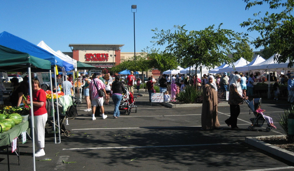 Farmers' market in Elk Grove, California
