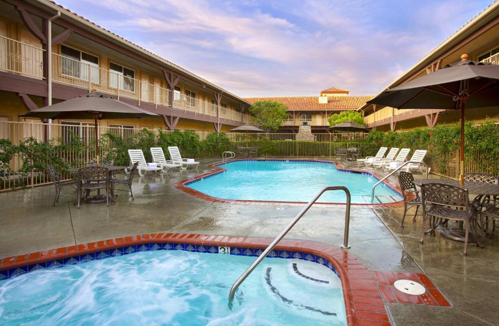 3-star amazing hotel in Corona, California