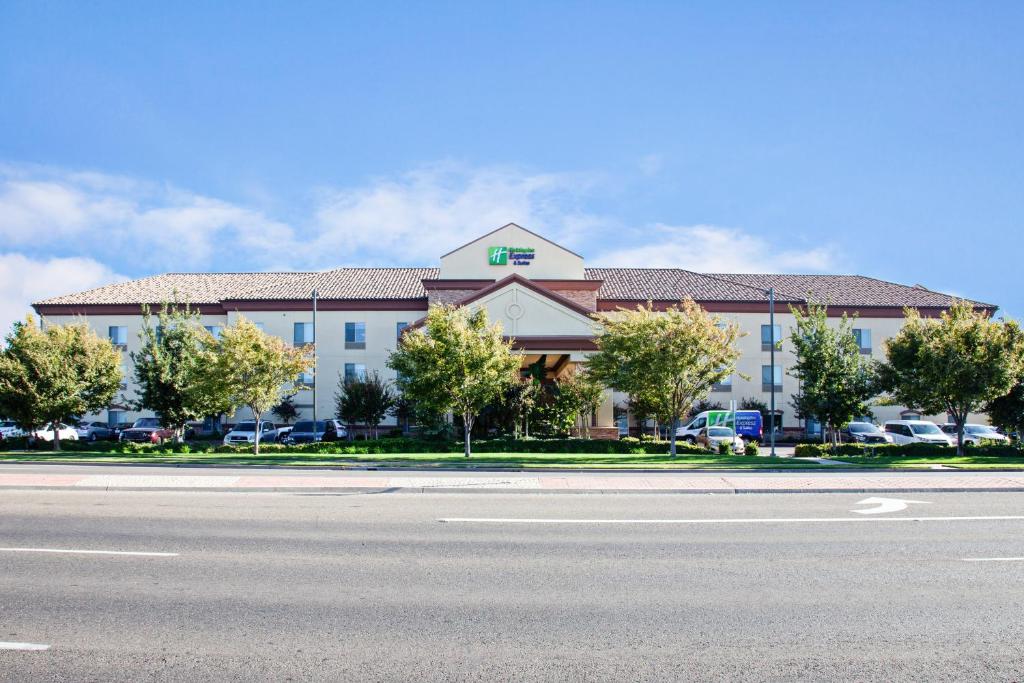 2-star best hotel in Clovis, California